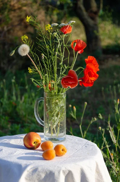 Hermosa Naturaleza Muerta Verano Ramo Flores Silvestres Albaricoque Mantel Blanco — Foto de Stock