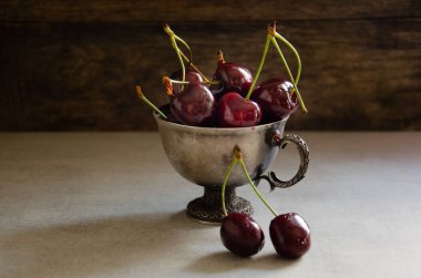 Mutfak masasında olgun bir avokado..