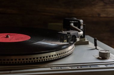 Eski vinil çalar. Gerçek müzik severler için. Caz, vs..