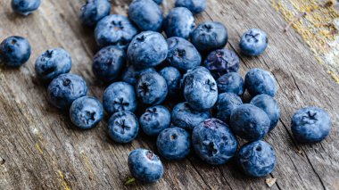 Bahçedeki yaban mersinlerinin güz hasadı, eski bir tahtanın üzerinde yatıyor..