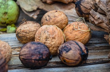 Bahçedeki sonbahar ceviz hasadı, eski bir tahtanın üzerinde yatıyor..