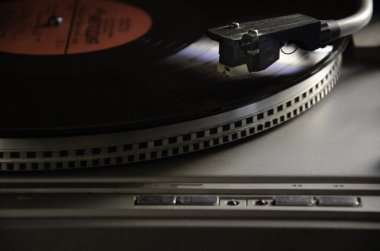 Eski bir pikabın plağı. Seksenlerin müziği ve caz..