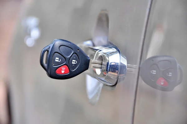 Porta do carro com espinhoso na fechadura . — Fotografia de Stock