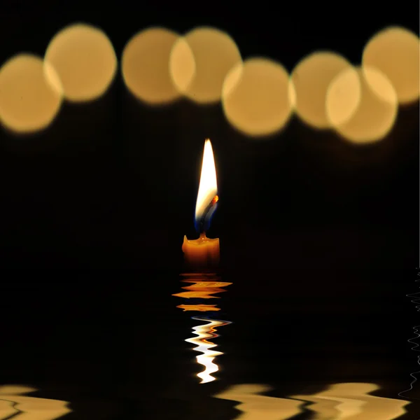 Svíčka ve tmě. — Stock fotografie