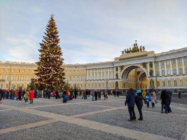 Saint-Petersburg, Rusya - Ocak 2021. Saint-Petersburg 'un ana meydanında yılbaşı ağacı (Dvortsovaya ploshad).
