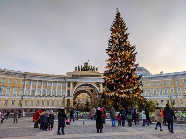 Saint-Petersburg, Rusya - Ocak 2021. Saint-Petersburg 'un ana meydanında yılbaşı ağacı (Dvortsovaya ploshad).