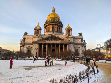 Saint-Petersburg, Rusya - Ocak 2021. Kışın St. Isaac Katedrali manzarası.