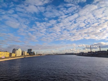 Saint-Petersburg, Rusya - Nisan 2021. Güneşli bir günde Neva nehrinin manzarası.