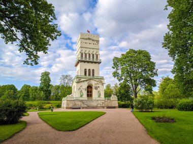 Puşkin, Saint-Petersburg, Rusya - Mayıs 2021. Alexander parkında beyaz kule.