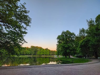 Saint-Petersburg, Rusya - Mayıs 2021. Saint-Petersburg 'daki Tavrichesky bahçesinin gün batımı manzarası.