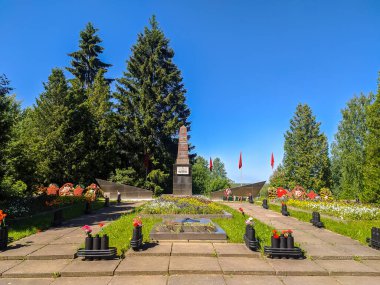 Saint-Petersburg, Rusya - Haziran 2021. Saint-Petersburg banliyölerinde savaş anıtı.