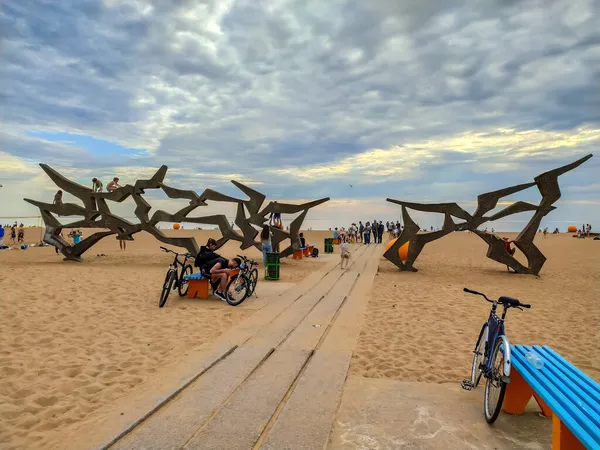 Solnechnoe, Saint-Petersburg, Rusya - Haziran 2020. Bulutlu bir günde Laskoviy plajı manzarası.