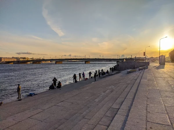 Sankt Petersburg Rosja Około Kwietnia 2021 Rybacy Nabrzeżu Rzeki Neva — Zdjęcie stockowe