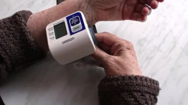 Moskova, Rusya - Kasım 2021. Kan basıncını ölçen yaşlı kadın..