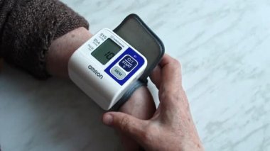 Moskova, Rusya - Kasım 2021. Kan basıncını ölçen yaşlı kadın..