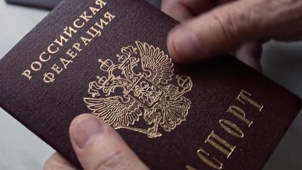 Kvinnans Hand Håller Ryskt Pass — Stockvideo