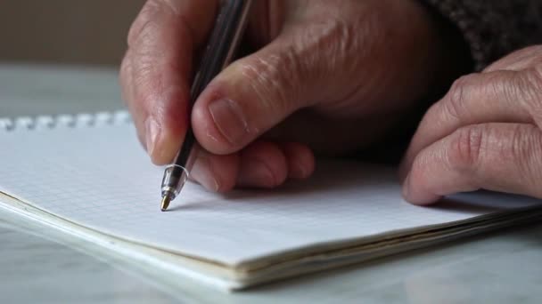 Handen Van Een Oude Vrouw Met Een Blad Voor Het — Stockvideo