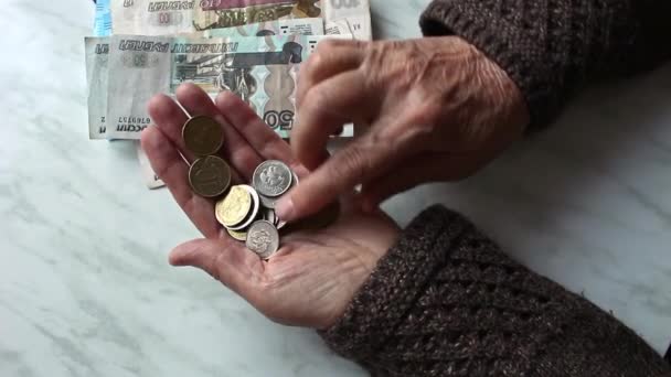 持有俄罗斯硬币的妇女的手 — 图库视频影像