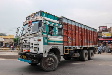 Amritsar, Hindistan - Nisan 2018. Zengin dekoratif resimli renkli kargo kamyonu, Hindistan 'daki kamyonlar için tipik..