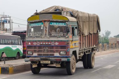 Amritsar, Hindistan - Nisan 2018. Zengin dekoratif resimli renkli kargo kamyonu, Hindistan 'daki kamyonlar için tipik..