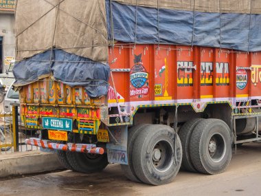 Amritsar, Hindistan - Nisan 2018. Zengin dekoratif resimli renkli kargo kamyonu, Hindistan 'daki kamyonlar için tipik..