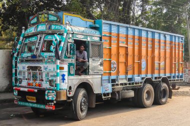 Amritsar, Hindistan - Nisan 2018. Zengin dekoratif resimli renkli kargo kamyonu, Hindistan 'daki kamyonlar için tipik..