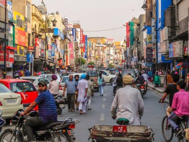 Amritsar, Hindistan - Nisan 2018. Amritsar caddelerinde yol trafiği.