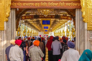 Amritsar, Hindistan - Nisan 2018. Amritsar 'daki Altın Tapınağı ziyaret edenler.