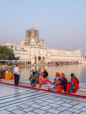 Amritsar, Hindistan - Nisan 2018. Amritsar 'daki Altın Tapınağı ziyaret edenler.