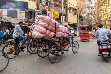 Amritsar, Hindistan - Nisan 2018. Amritsar caddelerinde yol trafiği.