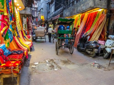 Amritsar, Hindistan - Nisan 2018. Amritsar sokaklarındaki kumaş dükkanı.