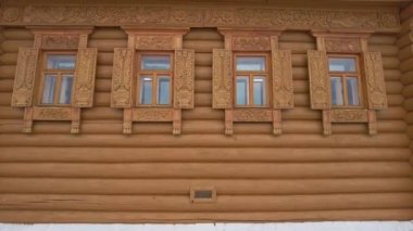 Gorodets, Rusya - Kasım 2021. Oyma pencere dekorasyonu, eski evdeki süs desenleri..