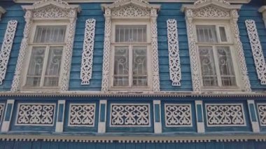 Gorodets, Rusya - Kasım 2021. Oyma pencere dekorasyonu, eski evdeki süs desenleri..