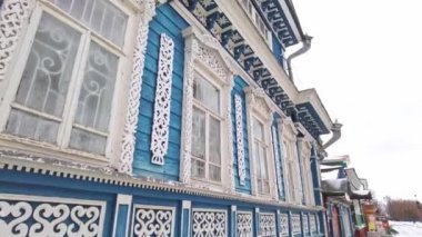 Gorodets, Rusya - Kasım 2021. Oyma pencere dekorasyonu, eski evdeki süs desenleri..