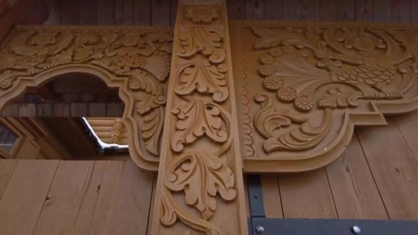 Gorodets Russia Circa 2021年11月 老房子上雕刻门饰 装饰图案 — 图库视频影像