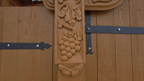 Gorodets Russia Circa 2021年11月 老房子上雕刻门饰 装饰图案 — 图库视频影像
