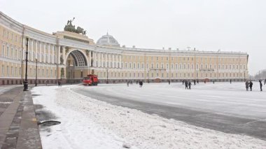 Saint-Petersburg, Rusya - Kasım 2021. Saint-Petersburg 'daki Dvortsovaya Meydanı manzarası. Belediye makineleri iş başında. Kış kötü hava. 