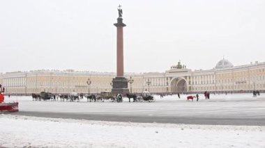 Saint-Petersburg, Rusya - Kasım 2021. Saint-Petersburg 'daki Dvortsovaya Meydanı manzarası. Belediye makineleri iş başında. Kış kötü hava. 