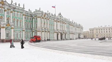 Saint-Petersburg, Rusya - Kasım 2021. Saint-Petersburg 'daki Dvortsovaya Meydanı manzarası. Belediye makineleri iş başında. Kış kötü hava. 