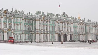 Saint-Petersburg, Rusya - Kasım 2021. Saint-Petersburg 'daki Dvortsovaya Meydanı manzarası. Belediye makineleri iş başında. Kış kötü hava. 