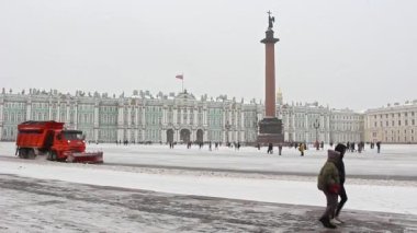 Saint-Petersburg, Rusya - Kasım 2021. Saint-Petersburg 'daki Dvortsovaya Meydanı manzarası. Belediye makineleri iş başında. Kış kötü hava. 