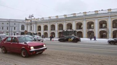 Saint-Petersburg, Rusya - Aralık 2021. Belediye makineleri iş başında. Saint-Petersburg 'da kış kötü hava.