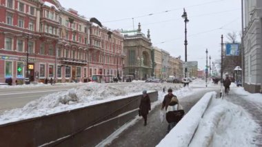 Saint-Petersburg, Rusya - Aralık 2021. Saint-Petersburg sokaklarında yol trafiği.
