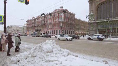 Saint-Petersburg, Rusya - Aralık 2021. Saint-Petersburg sokaklarında yol trafiği.