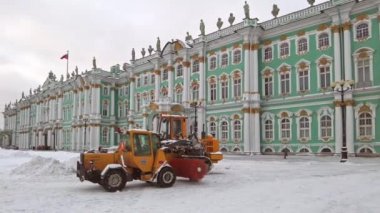Saint-Petersburg, Rusya - Aralık 2021. Belediye makineleri iş başında. Saint-Petersburg 'da kış kötü hava.
