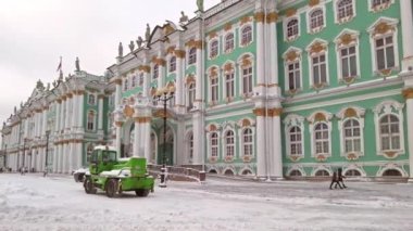 Saint-Petersburg, Rusya - Aralık 2021. Belediye makineleri iş başında. Saint-Petersburg 'da kış kötü hava.