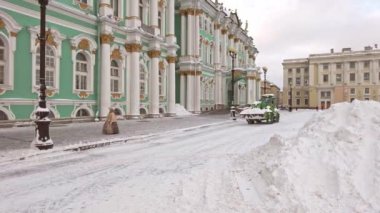 Saint-Petersburg, Rusya - Aralık 2021. Belediye makineleri iş başında. Saint-Petersburg 'da kış kötü hava.