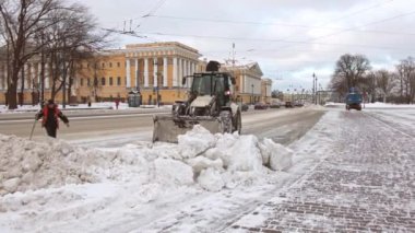 Saint-Petersburg, Rusya - Aralık 2021. Belediye makineleri iş başında. Saint-Petersburg 'da kış kötü hava.