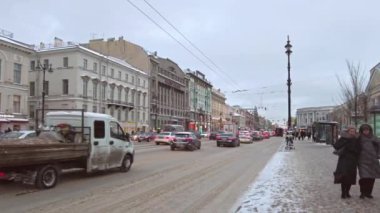 Saint-Petersburg, Rusya - Aralık 2021. Saint-Petersburg sokaklarında yol trafiği.