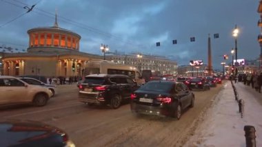 Saint-Petersburg, Rusya - Aralık 2021. Saint-Petersburg sokaklarında yol trafiği.